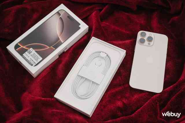 Mở hộp chiếc iPhone khiến người Việt xếp hàng tới tận 3 giờ sáng để nhận máy- Ảnh 2. Mở hộp chiếc iPhone khiến người Việt xếp hàng tới tận 3 giờ sáng để nhận máy- Ảnh 2.