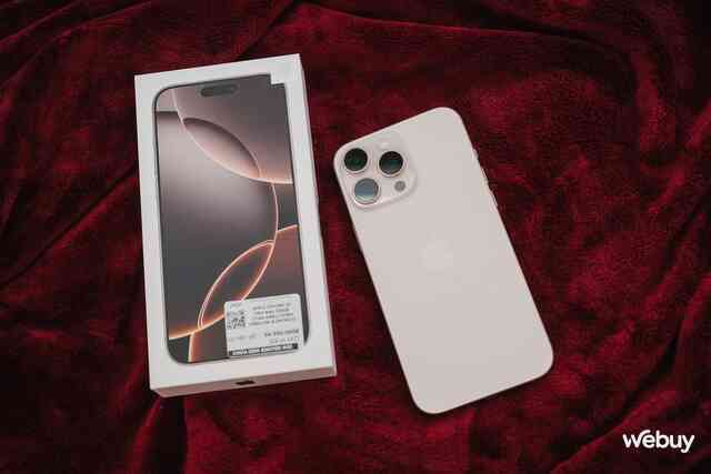 Mở hộp chiếc iPhone khiến người Việt xếp hàng tới tận 3 giờ sáng để nhận máy- Ảnh 11. Mở hộp chiếc iPhone khiến người Việt xếp hàng tới tận 3 giờ sáng để nhận máy- Ảnh 11.