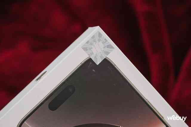 Mở hộp chiếc iPhone khiến người Việt xếp hàng tới tận 3 giờ sáng để nhận máy- Ảnh 4. Mở hộp chiếc iPhone khiến người Việt xếp hàng tới tận 3 giờ sáng để nhận máy- Ảnh 4.