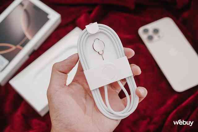 Mở hộp chiếc iPhone khiến người Việt xếp hàng tới tận 3 giờ sáng để nhận máy- Ảnh 8. Mở hộp chiếc iPhone khiến người Việt xếp hàng tới tận 3 giờ sáng để nhận máy- Ảnh 8.