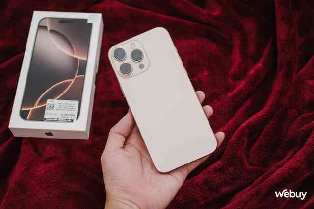 Mở hộp chiếc iPhone khiến người Việt xếp hàng tới tận 3 giờ sáng để nhận máy- Ảnh 9. Mở hộp chiếc iPhone khiến người Việt xếp hàng tới tận 3 giờ sáng để nhận máy- Ảnh 9.