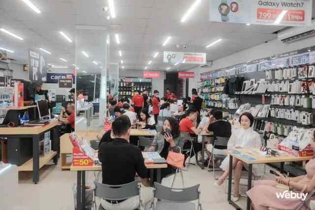 Ngày đầu mở bán iPhone 16 series: 3 giờ sáng vẫn "nườm nượp" người xếp hàng chờ được mua máy- Ảnh 5. Ngày đầu mở bán iPhone 16 series: 3 giờ sáng vẫn "nườm nượp" người xếp hàng chờ được mua máy- Ảnh 5.