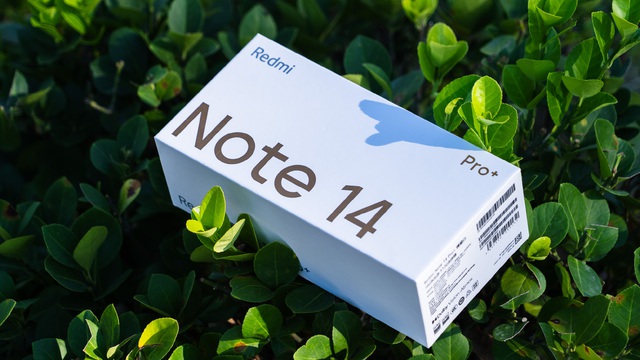 Trên tay điện thoại siêu chống nước, siêu bền bỉ của Xiaomi, hiệu năng mạnh mà pin lại còn khủng, giá chỉ hơn 6 triệu đồng