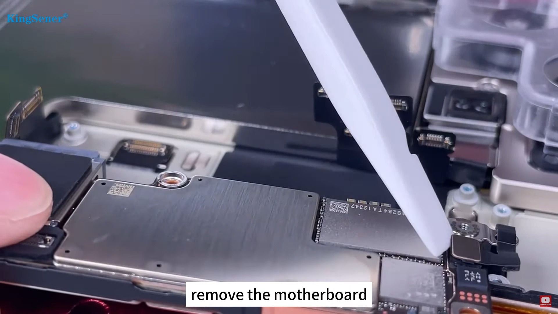 Apple tính phí quá cao, YouTuber tự nâng cấp iPhone 16 Pro bản 128GB lên 1TB