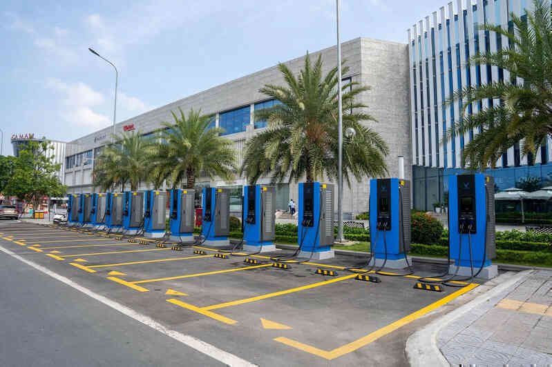 Công ty của ông Phạm Nhật Vượng cho nhượng quyền mô hình trạm sạc xe: Siêu thị, quán cà phê cũng có cơ hội- Ảnh 2. Công ty của ông Phạm Nhật Vượng cho nhượng quyền mô hình trạm sạc xe: Siêu thị, quán cà phê cũng có cơ hội- Ảnh 2.