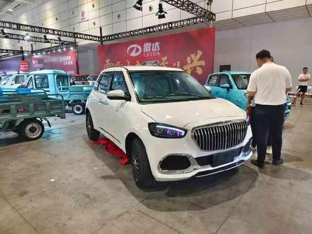 Xe 'siêu sang' giá rẻ bất ngờ: Trung Quốc tung ra loạt xe Rolls-Royce và Maybach phiên bản mini cho người 'sành điệu' nhưng ít tiền!- Ảnh 6. Xe 'siêu sang' giá rẻ bất ngờ: Trung Quốc tung ra loạt xe Rolls-Royce và Maybach phiên bản mini cho người 'sành điệu' nhưng ít tiền!- Ảnh 6.