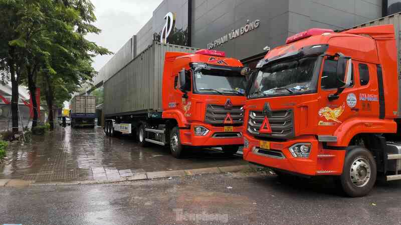 Người Hà Nội dùng bao cát gia cố nhà cửa, chi tiền thuê xe container ngăn gió, chống bão Yagi- Ảnh 2. Người Hà Nội dùng bao cát gia cố nhà cửa, chi tiền thuê xe container ngăn gió, chống bão Yagi- Ảnh 2.