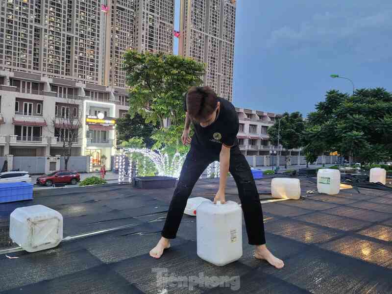 Người Hà Nội dùng bao cát gia cố nhà cửa, chi tiền thuê xe container ngăn gió, chống bão Yagi- Ảnh 11. Người Hà Nội dùng bao cát gia cố nhà cửa, chi tiền thuê xe container ngăn gió, chống bão Yagi- Ảnh 11.