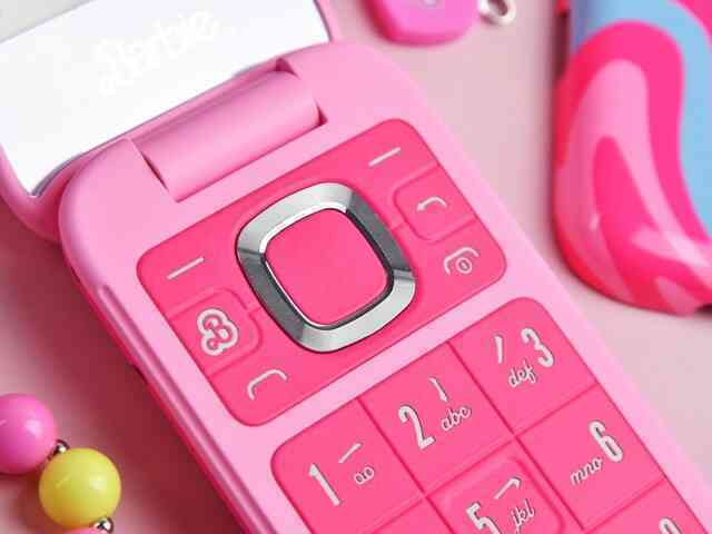 Mở hộp điện thoại Barbie: Màu hồng cá tính, cực kỳ nhiều phụ kiện, giá hơn 3 triệu đồng- Ảnh 15. Mở hộp điện thoại Barbie: Màu hồng cá tính, cực kỳ nhiều phụ kiện, giá hơn 3 triệu đồng- Ảnh 15.
