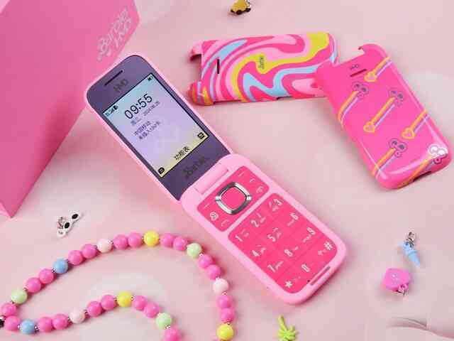 Mở hộp điện thoại Barbie: Màu hồng cá tính, cực kỳ nhiều phụ kiện, giá hơn 3 triệu đồng- Ảnh 4. Mở hộp điện thoại Barbie: Màu hồng cá tính, cực kỳ nhiều phụ kiện, giá hơn 3 triệu đồng- Ảnh 4.