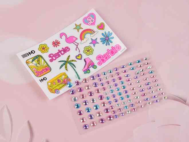 Mở hộp điện thoại Barbie: Màu hồng cá tính, cực kỳ nhiều phụ kiện, giá hơn 3 triệu đồng- Ảnh 7. Mở hộp điện thoại Barbie: Màu hồng cá tính, cực kỳ nhiều phụ kiện, giá hơn 3 triệu đồng- Ảnh 7.