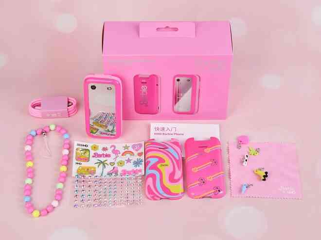 Mở hộp điện thoại Barbie: Màu hồng cá tính, cực kỳ nhiều phụ kiện, giá hơn 3 triệu đồng- Ảnh 8. Mở hộp điện thoại Barbie: Màu hồng cá tính, cực kỳ nhiều phụ kiện, giá hơn 3 triệu đồng- Ảnh 8.