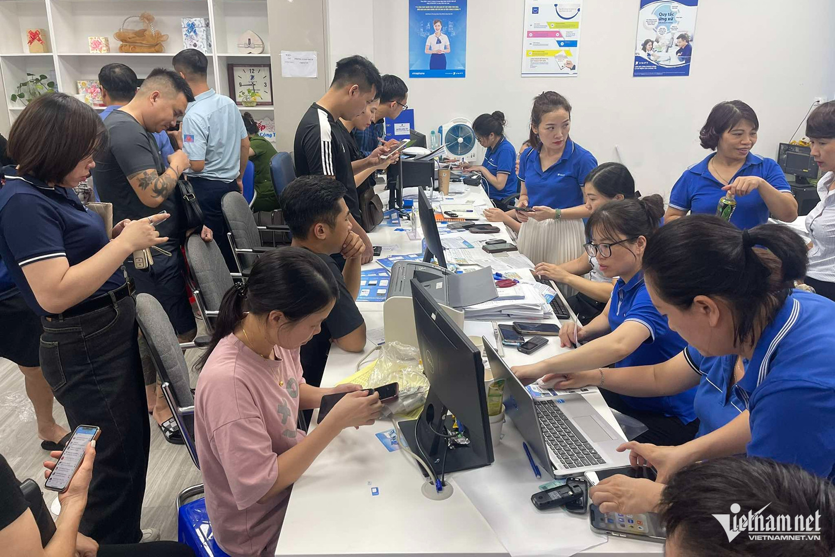 Người dân Hạ Long đổ xô đi đăng ký mạng VinaPhone sau bão Yagi