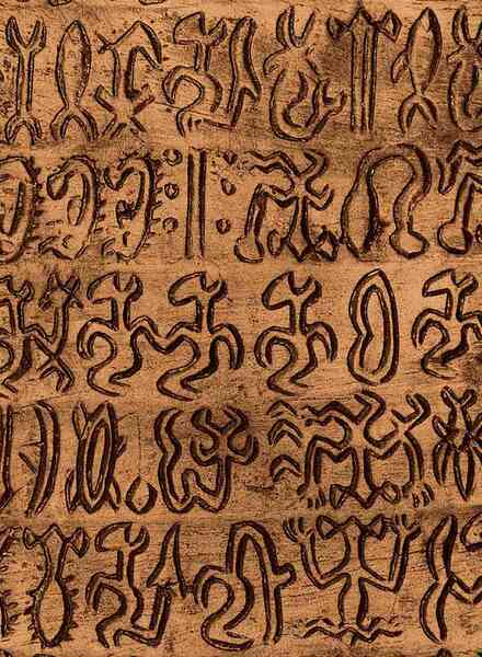 Rongorongo: Bí ẩn chưa lời giải trên những tấm bảng cổ của đảo Phục Sinh- Ảnh 3. Rongorongo: Bí ẩn chưa lời giải trên những tấm bảng cổ của đảo Phục Sinh- Ảnh 3.