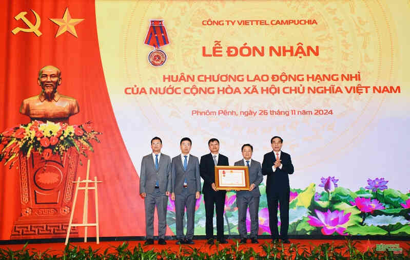 Viettel Global nhận ‘cơn mưa’ khen thưởng dịp cuối năm