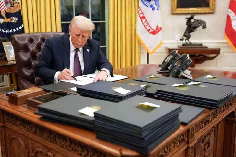 Ông Trump thu hồi sắc lệnh hành pháp của ông Biden về AI, xe điện