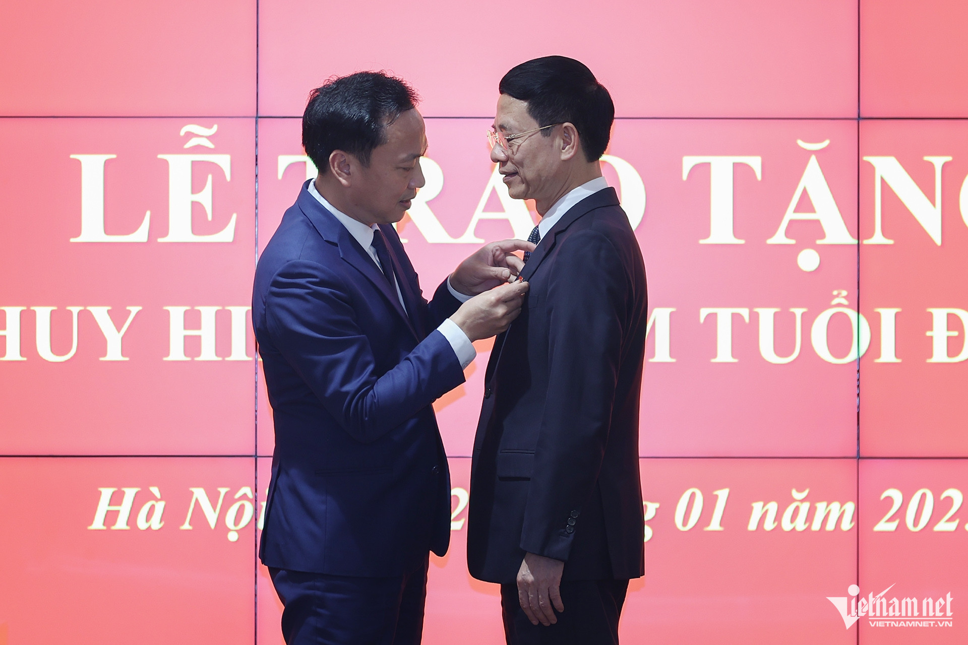 Bộ trưởng Nguyễn Mạnh Hùng nhận huy hiệu 40 năm tuổi Đảng