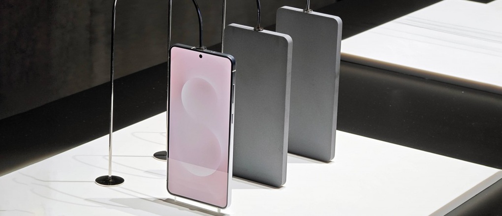 Cận cảnh Galaxy S25 Edge - Chiếc điện thoại siêu mỏng của Samsung