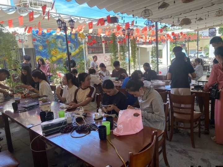 Chủ quán ăn ở Thái Nguyên hỗ trợ sinh viên sạc điện, ăn uống miễn phí