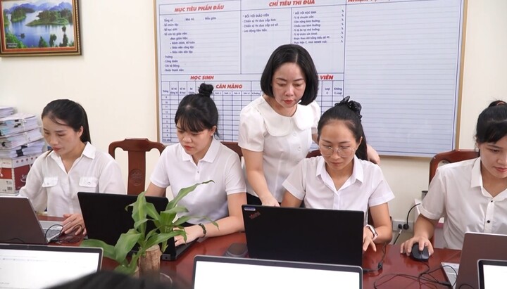 Khi cô hiệu trưởng vùng cao viết 'câu chuyện chuyển đổi số'