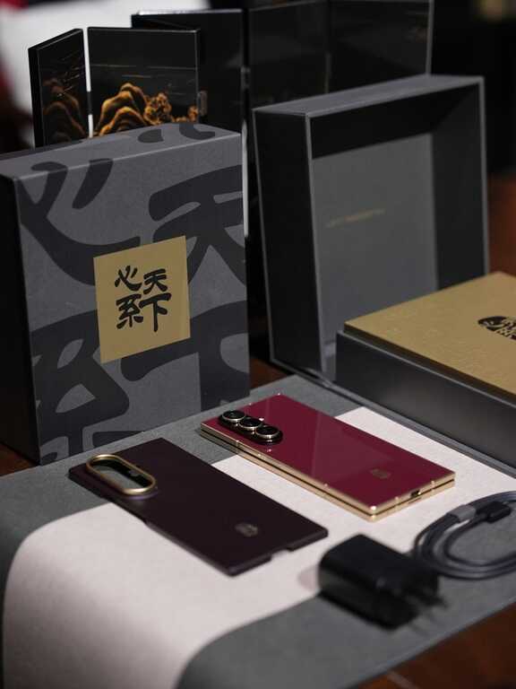 Galaxy Z Fold7 có bản dát vàng cực độc lạ, giá gần 64 triệu đồng nhưng chưa chắc bạn đã mua được- Ảnh 2.
