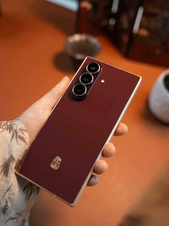 Galaxy Z Fold7 có bản dát vàng cực độc lạ, giá gần 64 triệu đồng nhưng chưa chắc bạn đã mua được- Ảnh 3.