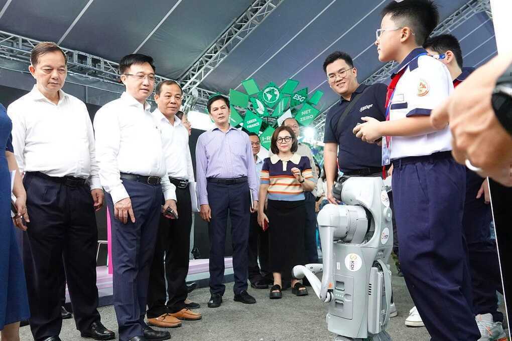 Drone siêu nhẹ, chip AI xuất hiện tại triển lãm mừng Đại hội Đảng bộ TPHCM - 1