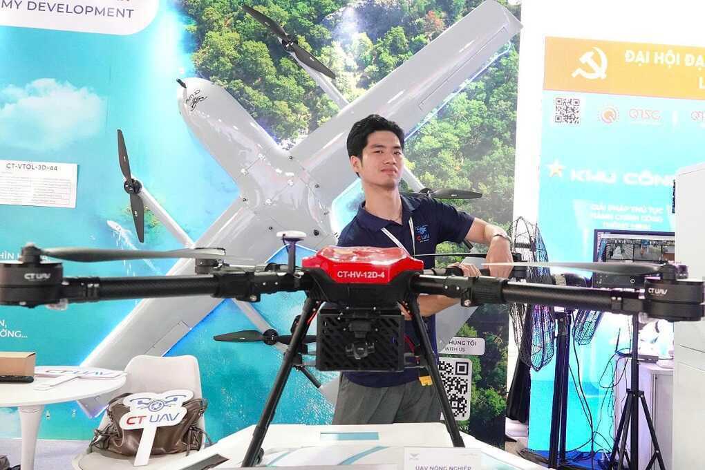 Drone siêu nhẹ, chip AI xuất hiện tại triển lãm mừng Đại hội Đảng bộ TPHCM - 2