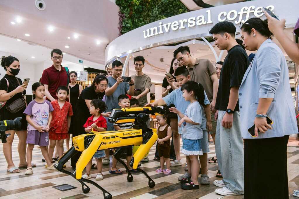 Robot Spot trình diễn khả năng tương tác thực tế thu hút sự chú ý của giới công nghệ- Ảnh 2. Robot Spot trình diễn khả năng tương tác thực tế thu hút sự chú ý của giới công nghệ- Ảnh 2.