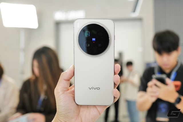 Trên tay vivo X300 và X300 Pro: Thiết kế vuông vắn, camera ZEISS cực xịn, có cả phụ kiện zoom siêu xa cho ai thích "bắn tỉa"- Ảnh 17. Trên tay vivo X300 và X300 Pro: Thiết kế vuông vắn, camera ZEISS cực xịn, có cả phụ kiện zoom siêu xa cho ai thích "bắn tỉa"- Ảnh 17.