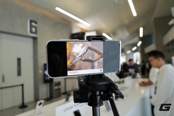 Trên tay vivo X300 và X300 Pro: Thiết kế vuông vắn, camera ZEISS cực xịn, có cả phụ kiện zoom siêu xa cho ai thích "bắn tỉa"- Ảnh 22. Trên tay vivo X300 và X300 Pro: Thiết kế vuông vắn, camera ZEISS cực xịn, có cả phụ kiện zoom siêu xa cho ai thích "bắn tỉa"- Ảnh 22.