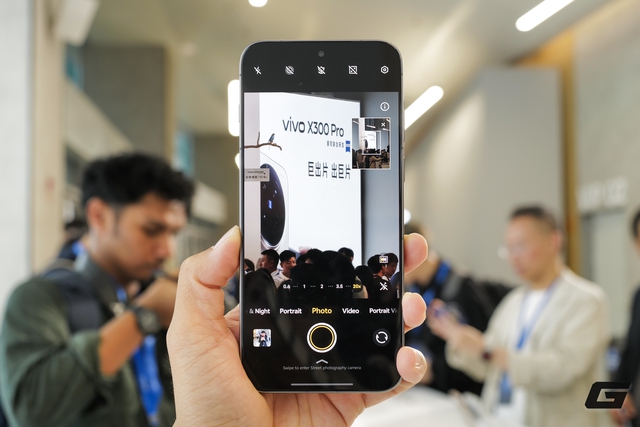 Trên tay vivo X300 và X300 Pro: Thiết kế vuông vắn, camera ZEISS cực xịn, có cả phụ kiện zoom siêu xa cho ai thích "bắn tỉa"- Ảnh 6. Trên tay vivo X300 và X300 Pro: Thiết kế vuông vắn, camera ZEISS cực xịn, có cả phụ kiện zoom siêu xa cho ai thích "bắn tỉa"- Ảnh 6.