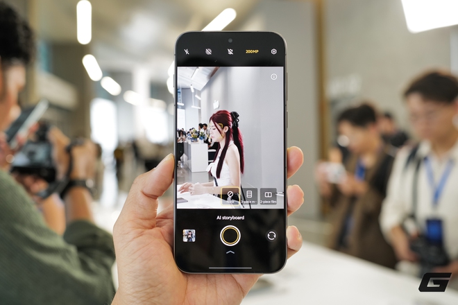 Trên tay vivo X300 và X300 Pro: Thiết kế vuông vắn, camera ZEISS cực xịn, có cả phụ kiện zoom siêu xa cho ai thích "bắn tỉa"- Ảnh 9. Trên tay vivo X300 và X300 Pro: Thiết kế vuông vắn, camera ZEISS cực xịn, có cả phụ kiện zoom siêu xa cho ai thích "bắn tỉa"- Ảnh 9.