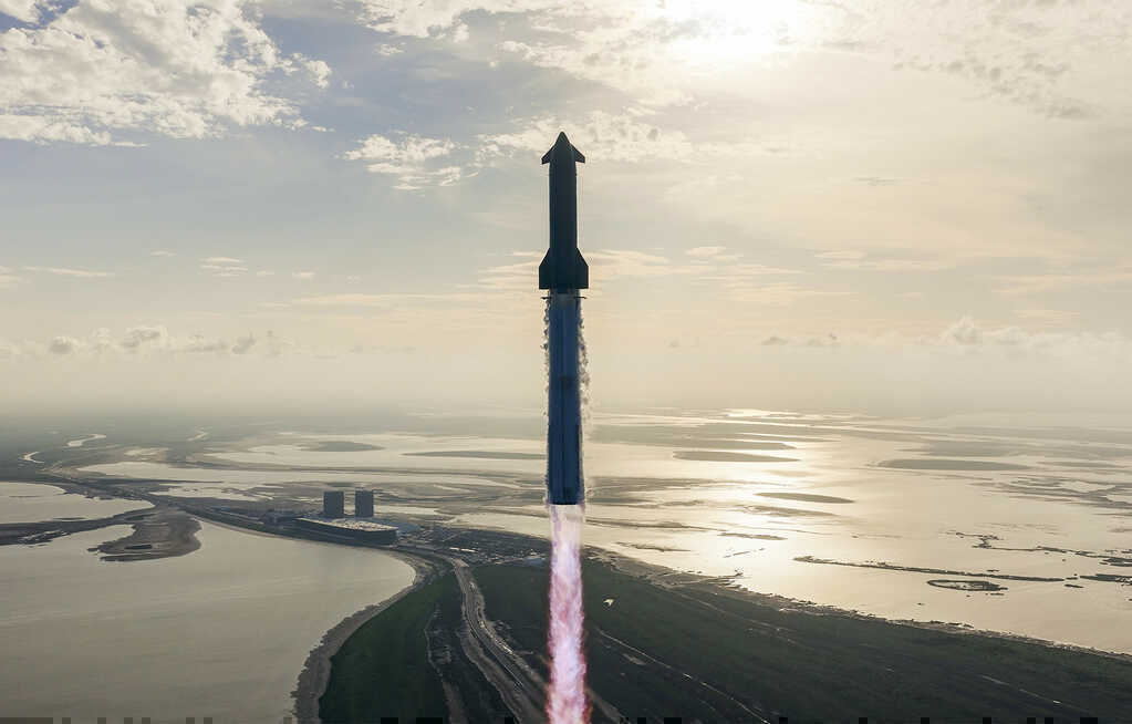 SpaceX phóng tên lửa lớn nhất lịch sử lên vũ trụ: Bước tiến vượt bậc chinh phục sao Hoả