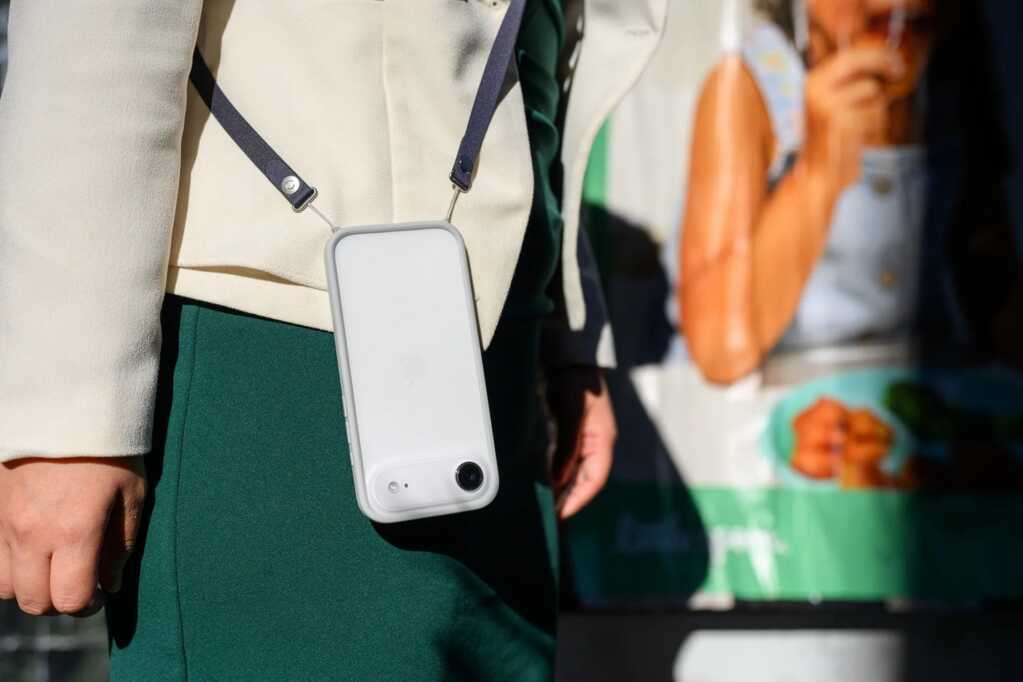 Apple ‘đu trend’ dây đeo iPhone của châu Á