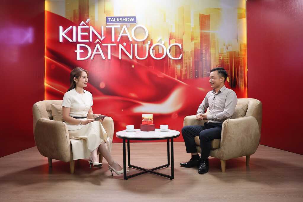 Thiếu điều kiện đi học nhưng lại thừa sức sáng tạo, anh Tạ Đình Huy trở thành "nhà sáng chế chân đất" được xóm làng công nhận