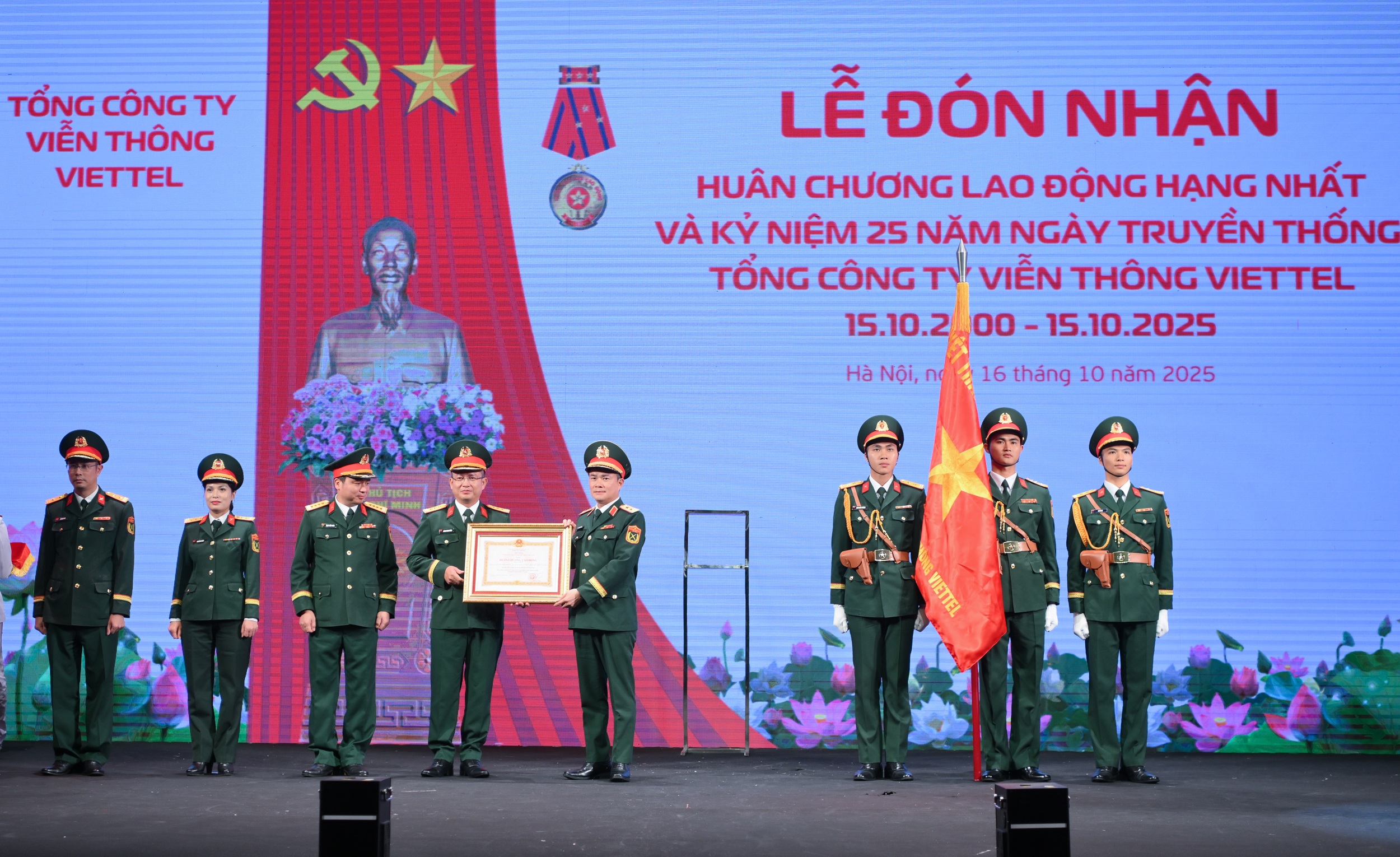 Viettel Telecom đón nhận Huân chương Lao động hạng Nhất