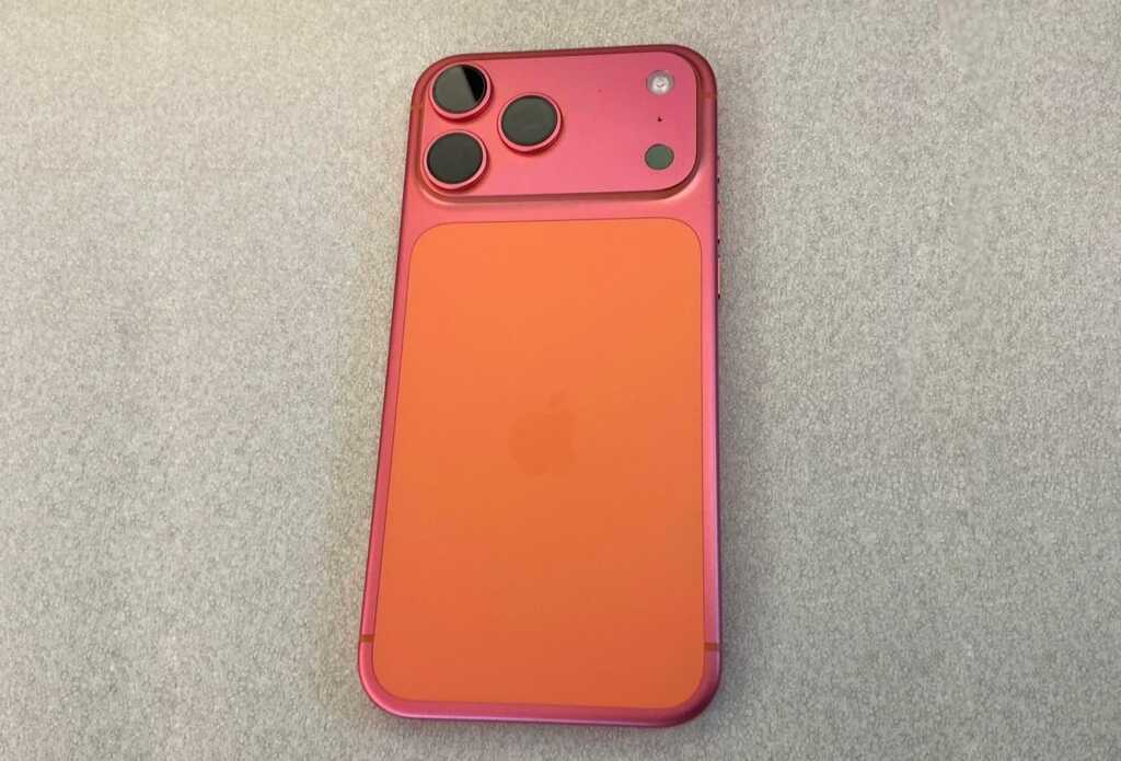 iPhone 17 Pro Max màu cam vũ trụ bị phai thành hồng, fan hoang mang tột độ
