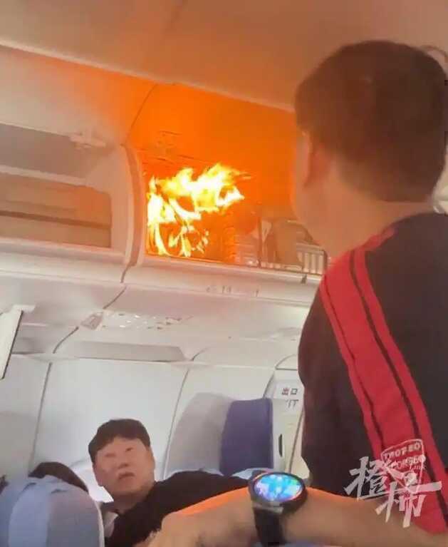 Khoang hành lý bốc cháy dữ dội vì sạc dự phòng, máy bay phải hạ cánh khẩn cấp khi đang ở độ cao 10.000 mét