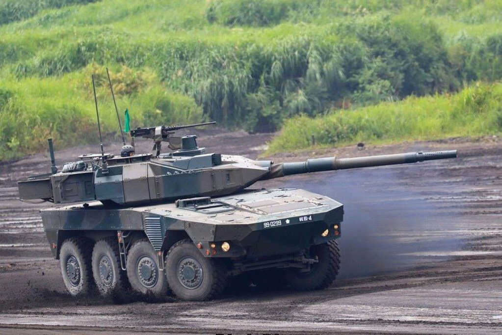 Xe tăng Type 16 MCV Nhật.jpg