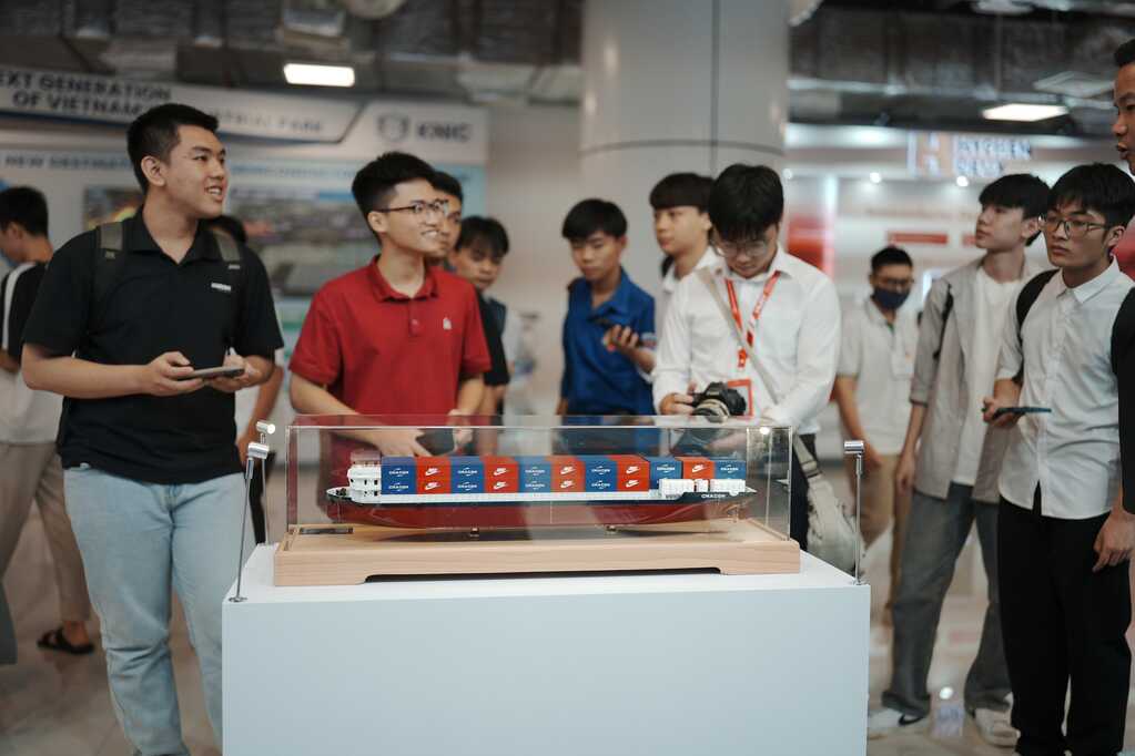 Triển lãm VIIE 2025: Hàng nghìn bạn trẻ đổ về khám phá công nghệ, trải nghiệm chuyển đổi xanh và tài chính số- Ảnh 11.