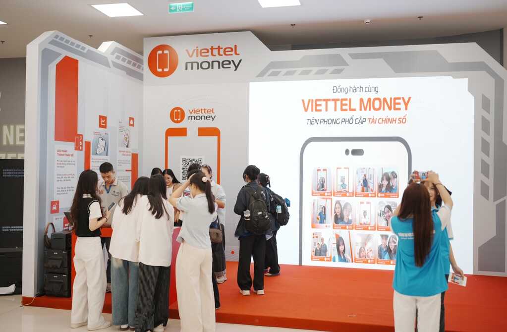Triển lãm VIIE 2025: Hàng nghìn bạn trẻ đổ về khám phá công nghệ, trải nghiệm chuyển đổi xanh và tài chính số- Ảnh 12.