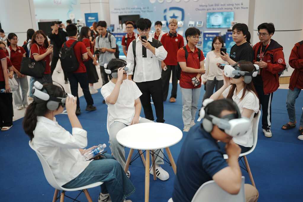 Triển lãm VIIE 2025: Hàng nghìn bạn trẻ đổ về khám phá công nghệ, trải nghiệm chuyển đổi xanh và tài chính số- Ảnh 4.