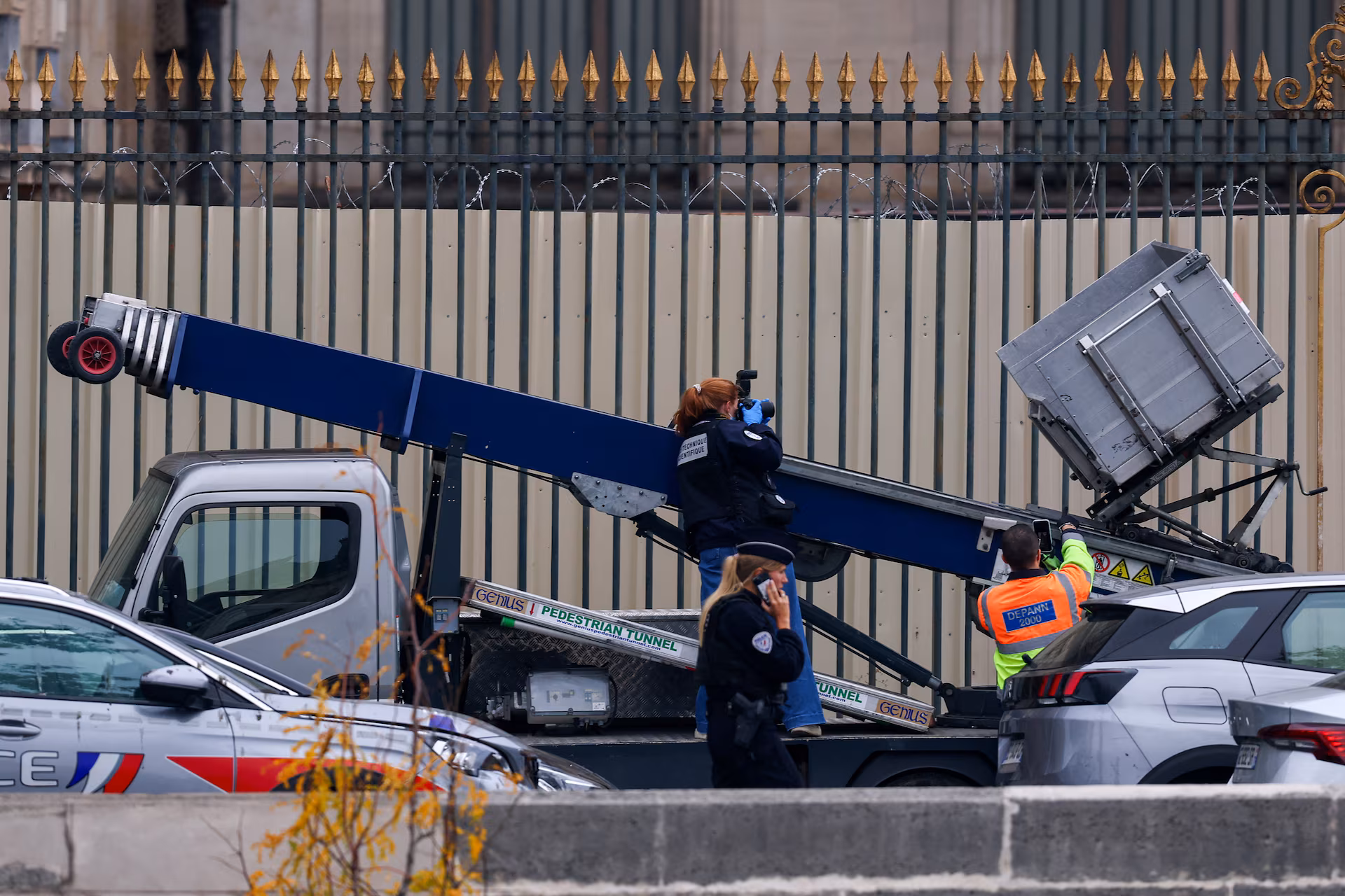 Bảo tàng Louvre vừa bị cướp giữa ban ngày trong vài phút: Hàng loạt kho báu vô giá của thế giới đã biến mất!
