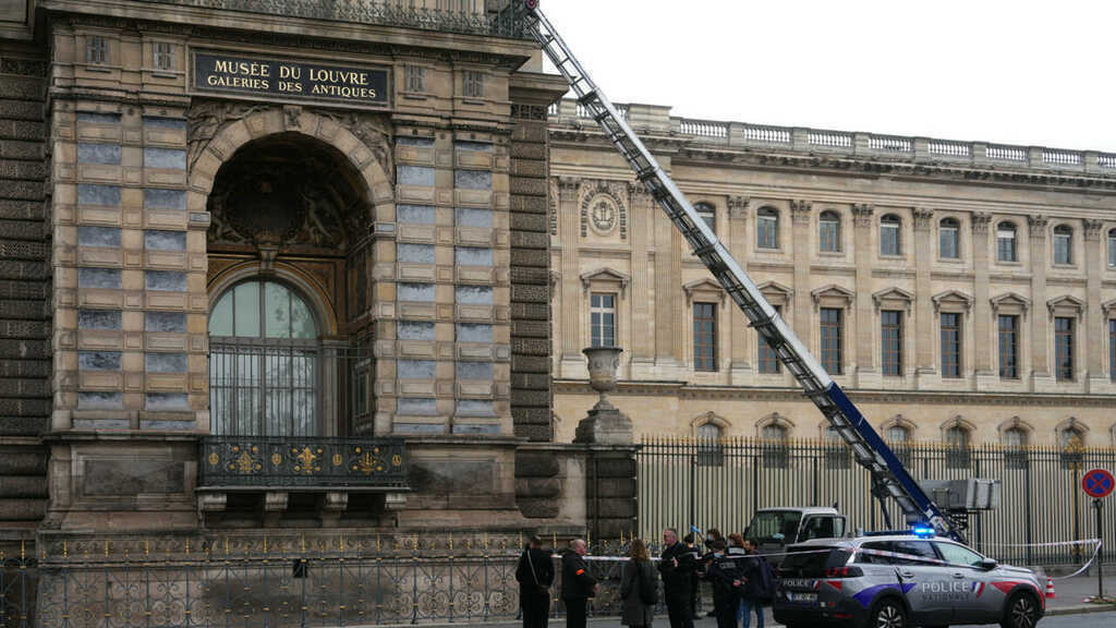Bảo tàng Louvre vừa bị cướp giữa ban ngày trong vài phút: Hàng loạt kho báu vô giá của thế giới đã biến mất!- Ảnh 2. Bảo tàng Louvre vừa bị cướp giữa ban ngày trong vài phút: Hàng loạt kho báu vô giá của thế giới đã biến mất!- Ảnh 2.