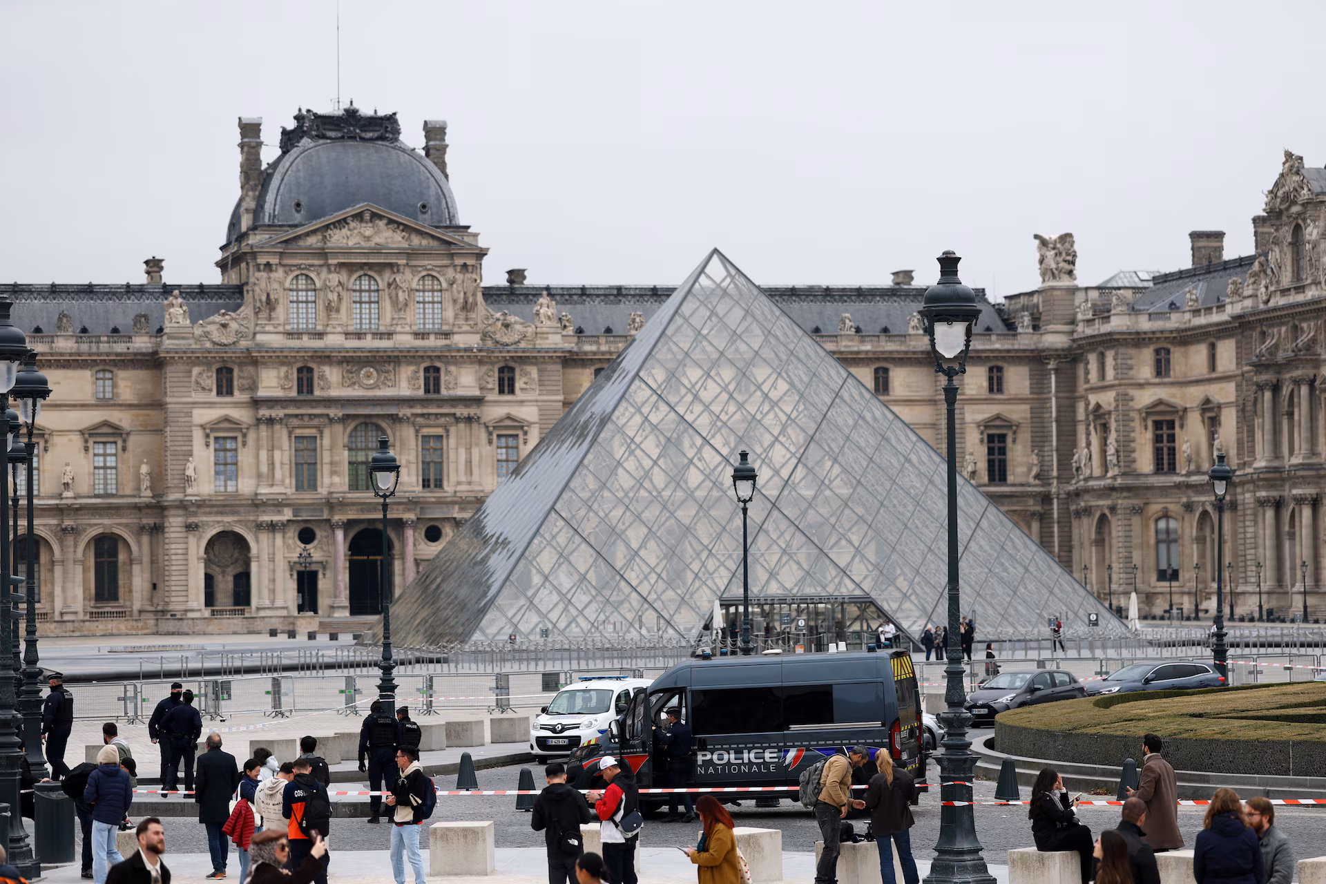 Bảo tàng Louvre vừa bị cướp giữa ban ngày trong vài phút: Hàng loạt kho báu vô giá của thế giới đã biến mất!- Ảnh 5. Bảo tàng Louvre vừa bị cướp giữa ban ngày trong vài phút: Hàng loạt kho báu vô giá của thế giới đã biến mất!- Ảnh 5.