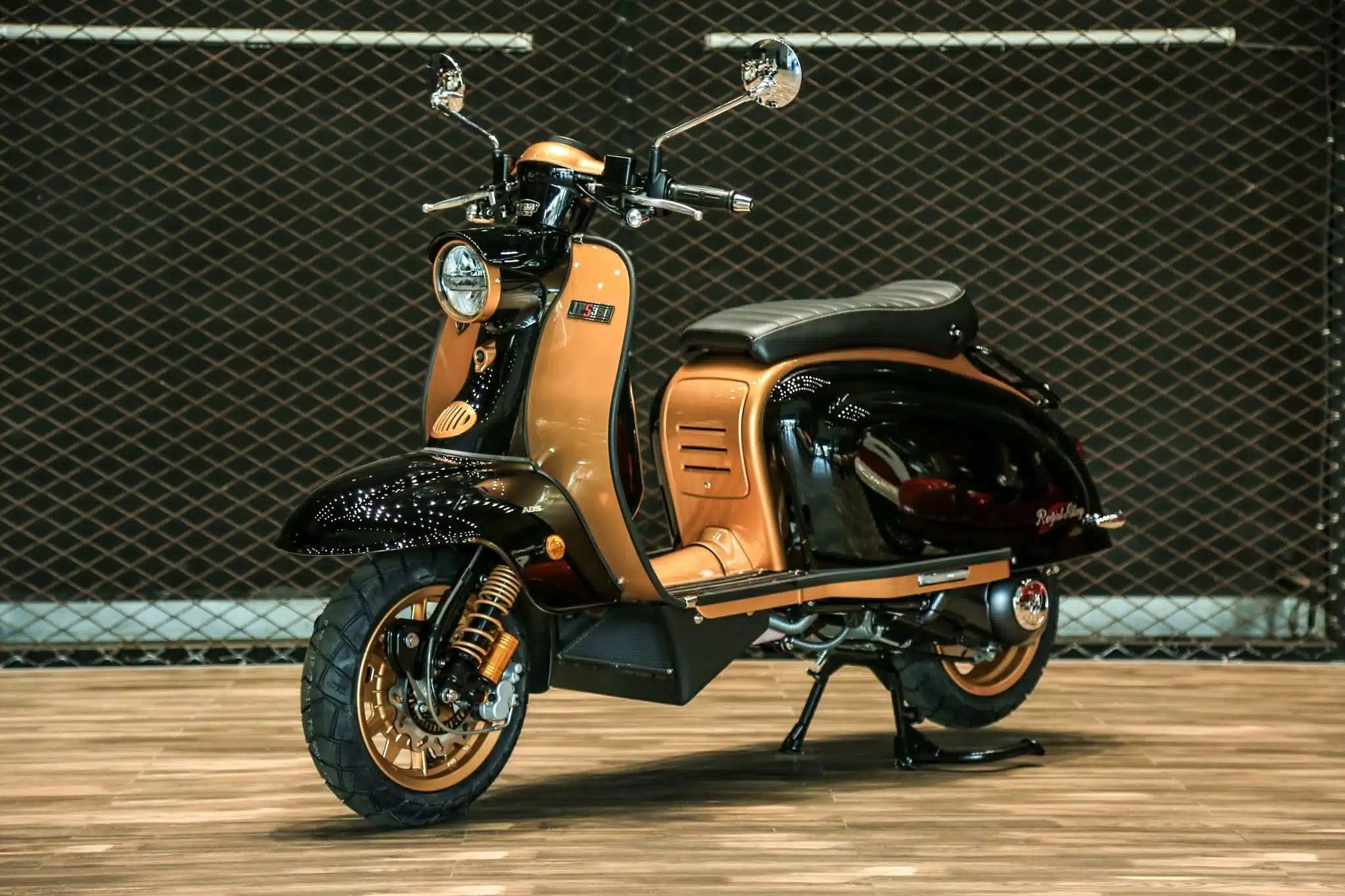 Mẫu xe tay ga Royal Alloy JPS 350: Cổ điển đến từng tấm thép, hiện đại đến từng chi tiết!- Ảnh 6. Mẫu xe tay ga Royal Alloy JPS 350: Cổ điển đến từng tấm thép, hiện đại đến từng chi tiết!- Ảnh 6.