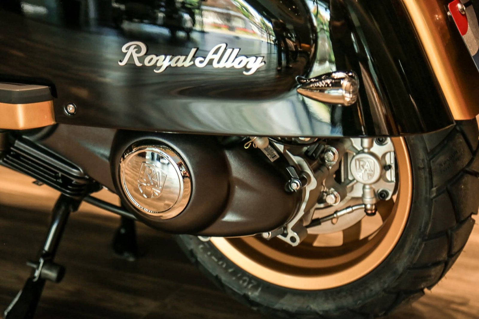 Mẫu xe tay ga Royal Alloy JPS 350: Cổ điển đến từng tấm thép, hiện đại đến từng chi tiết!- Ảnh 7. Mẫu xe tay ga Royal Alloy JPS 350: Cổ điển đến từng tấm thép, hiện đại đến từng chi tiết!- Ảnh 7.