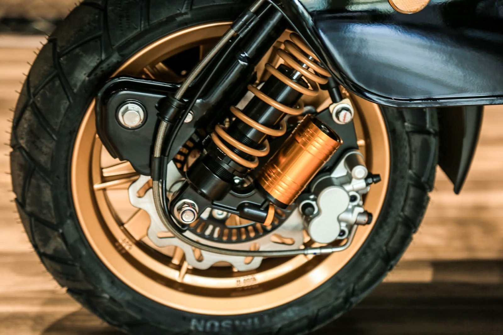 Mẫu xe tay ga Royal Alloy JPS 350: Cổ điển đến từng tấm thép, hiện đại đến từng chi tiết!- Ảnh 8. Mẫu xe tay ga Royal Alloy JPS 350: Cổ điển đến từng tấm thép, hiện đại đến từng chi tiết!- Ảnh 8.