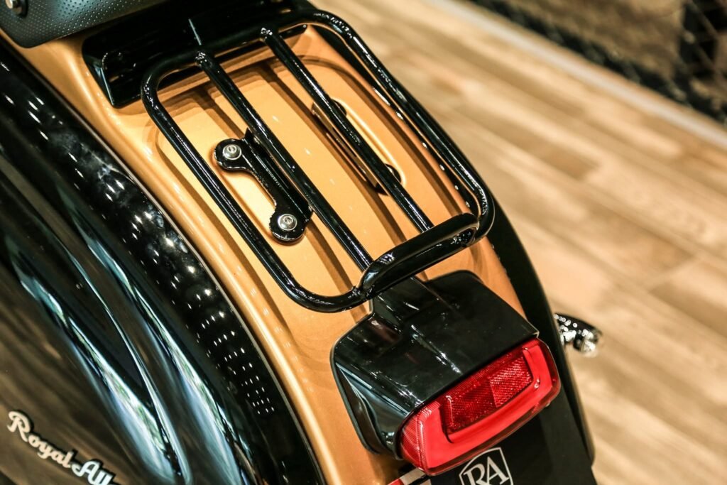 Mẫu xe tay ga Royal Alloy JPS 350: Cổ điển đến từng tấm thép, hiện đại đến từng chi tiết!- Ảnh 9. Mẫu xe tay ga Royal Alloy JPS 350: Cổ điển đến từng tấm thép, hiện đại đến từng chi tiết!- Ảnh 9.